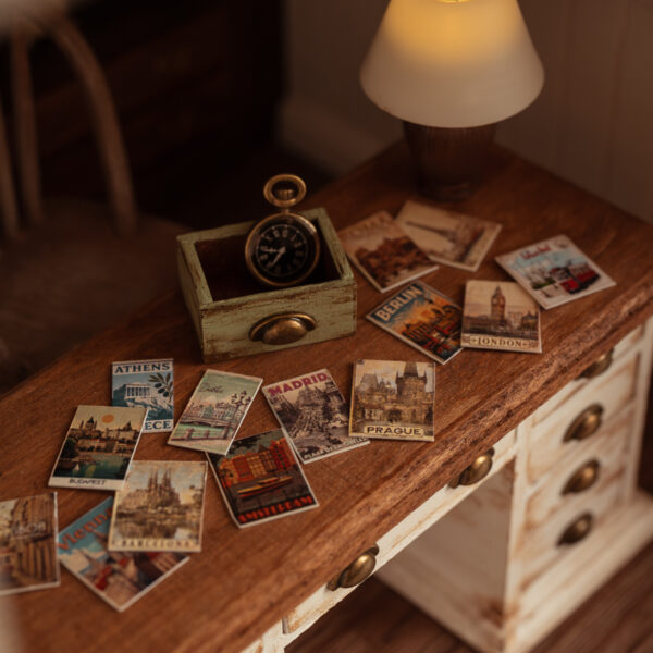 Cajón con postales de ciudades y reloj